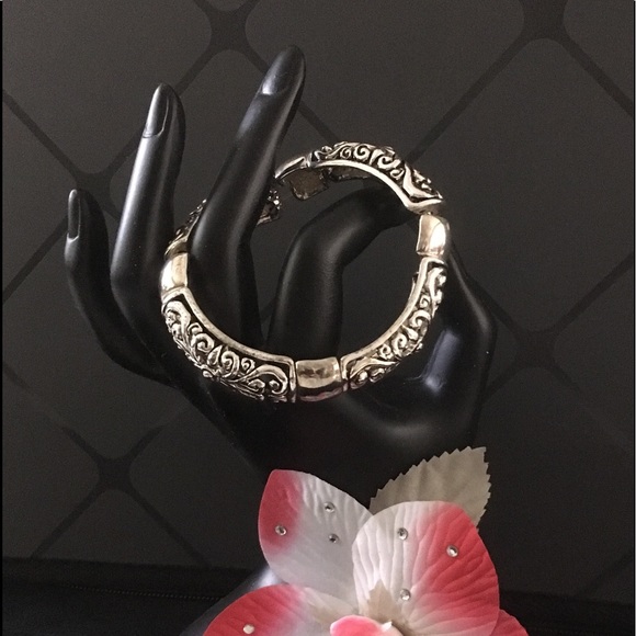 NWOT Bangle Bracelet in Silver - Picture 4 of 4